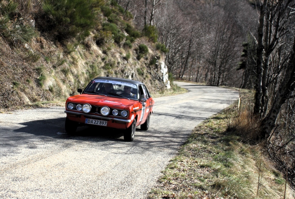 Brødrene Arne og Bent Fasberg fra Karlslunde og Tune har været plaget af starterproblemer på deres Hillman Sunbeam Avenger, men ligger stadig på en god position som nr. 89.
(Foto: Mogens Reidl)